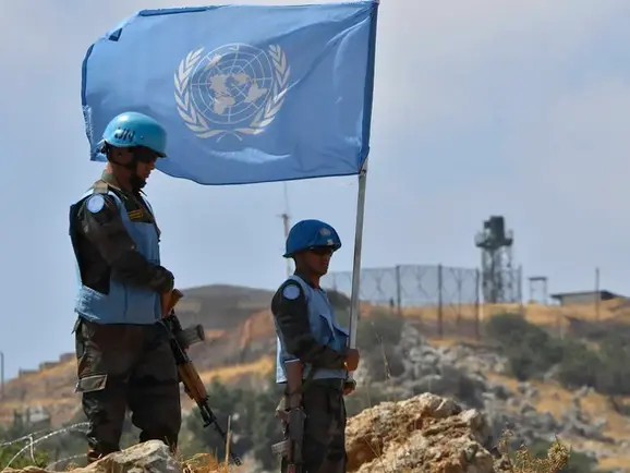 Tanque israelense avança contra forças de paz da ONU no Líbano