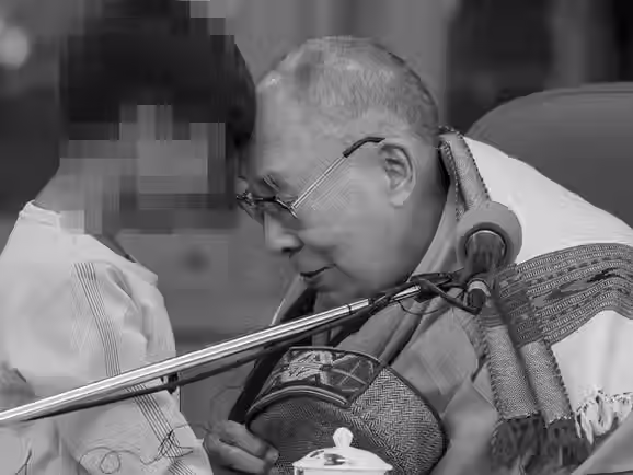 Após polêmica com criança que não deve ser esquecida, Dalai Lama disputa Grammy 2026