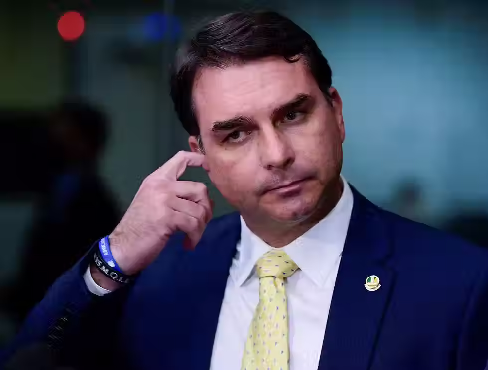 O próprio entorno de Flávio Bolsonaro passou a admitir preocupação com revelações envolvendo conversas, transferências financeiras e negociações relacionadas ao Banco Master