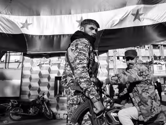 El ejército sirio asume el control del campo de Al-Hawl tras la retirada kurda y liberaciones masivas de detenidos del ISIS