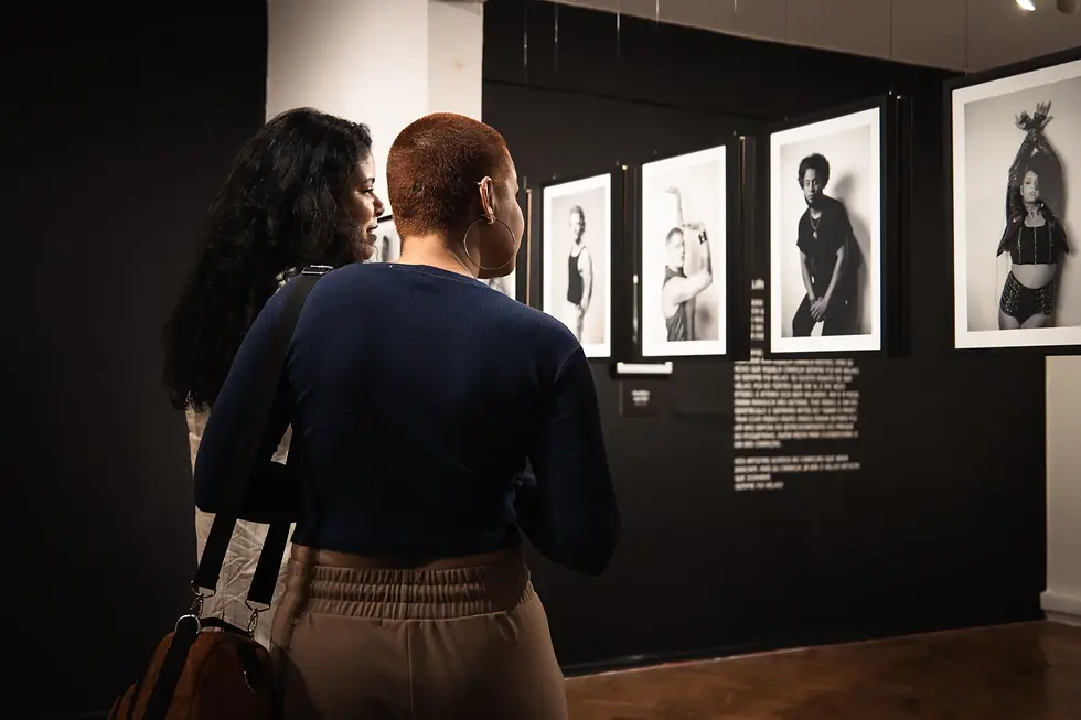 Obras e retratos ocupam a CAL em homenagem a nomes da cena artística candanga. | Crédito: Lê Reis