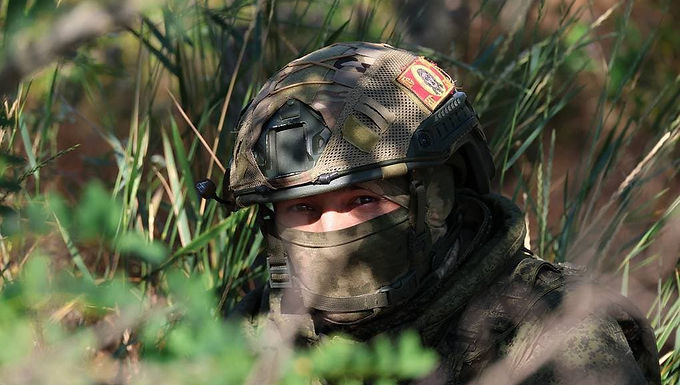 O Ministério da Defesa da Rússia informou em 6 de julho que suas forças realizaram ataques contra posições militares ucranianas e áreas de presença de mercenários estrangeiros em 153 pontos da frente de combate. Segundo o comunicado oficial, as ações resultaram em cerca de 1.380 baixas entre militares ucranianos nas últimas 24 horas. As informações não foram confirmadas de forma independente. © Alexander Polegenko/TASS De acordo com o órgão russo, os ataques envolveram aviação tática, drones de ataque, tropas de mísseis e unidades de artilharia dos grupos de forças russos empregados na operação militar na Ucrânia. O ministério afirmou que os alvos incluíram áreas de concentração temporária de unidades militares ucranianas e grupos estrangeiros envolvidos nos combates. Os dados divulgados pela Defesa russa dividem as perdas ucranianas entre diferentes setores da linha de frente. No setor atribuído ao Grupo de Batalha Norte, Moscou declarou que aproximadamente 195 militares ucranianos foram mortos ou ficaram fora de combate, além da destruição de um tanque e um veículo blindado de combate. Na região de Kharkiv e em áreas próximas à região de Sumy, o Ministério da Defesa da Rússia afirmou que suas unidades atingiram formações de brigadas mecanizadas, infantaria motorizada, defesa territorial e Guarda Nacional ucraniana. No setor sob responsabilidade do Grupo de Batalha Oeste, o comunicado informou mais de 200 baixas ucranianas e a destruição de sete veículos blindados de combate. Segundo Moscou, entre os equipamentos destruídos estavam cinco veículos blindados de fabricação ocidental. O ministério russo declarou que as operações ocorreram em áreas próximas a localidades como Kapitolovka, Gusinka, Mikhailovka e Podliman, na região de Kharkiv, além de Shchurovo, Yatskovka, Rubtsy e Krasny Liman, na República Popular de Donetsk. No setor sul, o Grupo de Batalha Sul teria causado mais de 165 baixas às forças ucranianas. O comunicado afirmou que foram destruídos três veículos blindados de combate, 13 veículos militares, quatro peças de artilharia e duas estações de guerra eletrônica. Entre os equipamentos citados pela Rússia estava um sistema de artilharia autopropulsada Paladin de 155 milímetros, de fabricação estadunidense, segundo o Ministério da Defesa russo. O Grupo de Batalha Centro foi apontado pelo ministério como responsável por cerca de 310 baixas ucranianas no período analisado. A Rússia afirmou ainda ter destruído dois veículos blindados, quatro veículos militares e cinco sistemas de guerra eletrônica nesse setor. Segundo o comunicado, os combates envolveram áreas próximas a localidades da República Popular de Donetsk, incluindo Dobropolye, Annovka, Shilovka, Novofyodorovka, Svetloye e Sergeyevka. O maior número de perdas relatadas pela Rússia foi atribuído ao Grupo de Batalha Leste. O Ministério da Defesa afirmou que mais de 455 militares ucranianos foram retirados de combate nesse setor, além da destruição de cinco veículos blindados, nove veículos militares e uma peça de artilharia. Moscou declarou que suas unidades avançaram contra posições ucranianas em áreas próximas a Kolomiytsy, Pokrovskoye e Velikomikhailovka, na região de Dnepropetrovsk, e Chervonaya Krinitsa, na região de Zaporozhye. No setor do rio Dniepre, o ministério russo informou que cerca de 55 militares ucranianos foram atingidos e que três estações de guerra eletrônica foram destruídas. As ações teriam ocorrido contra unidades ucranianas próximas a Orekhov, Razumovka e Kushugum, na região de Zaporozhye. Além das perdas terrestres relatadas, a Defesa russa afirmou que seus sistemas antiaéreos interceptaram 811 drones ucranianos e nove bombas aéreas guiadas nas últimas 24 horas. O comunicado também apresentou um balanço acumulado desde o início da operação militar russa na Ucrânia. Segundo o Ministério da Defesa da Rússia, suas forças destruíram 673 aeronaves de combate ucranianas, 284 helicópteros, 175.506 veículos aéreos não tripulados, 664 sistemas de defesa aérea, 30.048 tanques e veículos blindados, 1.754 sistemas de foguetes de lançamento múltiplo, 35.666 peças de artilharia e morteiros e 65.761 veículos militares especializados.