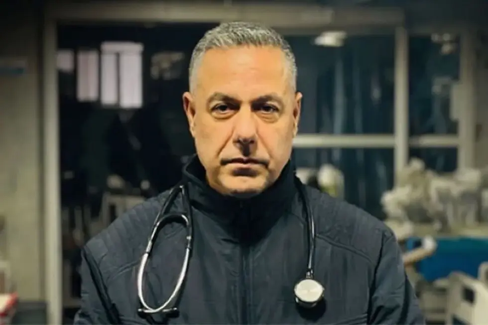 O médico palestino Hussam Abu Safiya, diretor do Hospital Kamal Adwan, está detido por Israel desde dezembro de 2024
