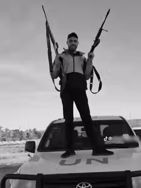 Issam Nabahin posa em cima de um veículo da ONU em uma foto compartilhada pela primeira vez em 11 de março. Foto: TikTok