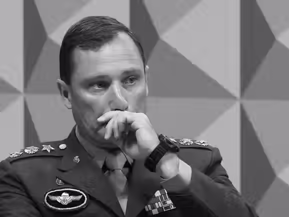 Após aposentadoria antecipada, com R$16 mil mensais, Mauro Cid tenta manter moradia em imóvel público destinado a militares da ativa