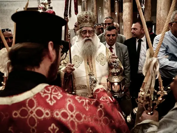 Polícia israelense fortemente armada invade igreja francesa em Jerusalém