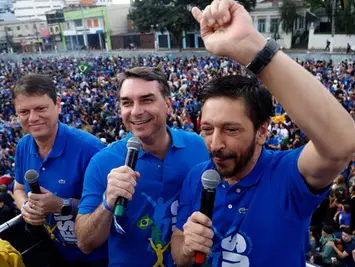 Usando Deus, novamente: Flávio Bolsonaro fala em ‘guerra espiritual’ na Marcha para Jesus