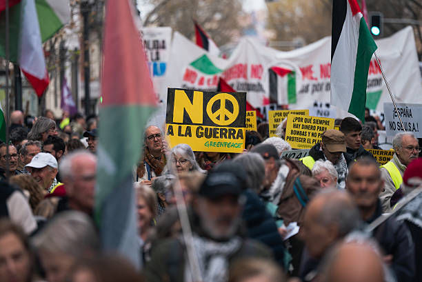 MADRID, ESPANHA - Manifestantes marcham durante um protesto contra a guerra em 21 de março de 2026. Cerca de 4.000 pessoas participaram deste protesto.