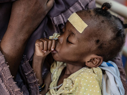 Sudão: Três bebês nascem a cada minuto em meio à guerra e a condições humanitárias extremas