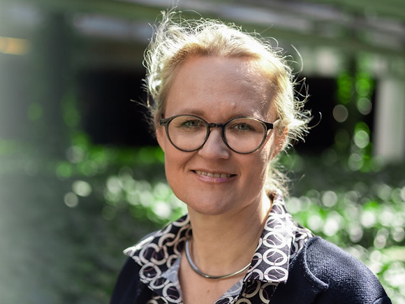 Billede af psykoterapeut Henriette Johnsen, grøn baggrund