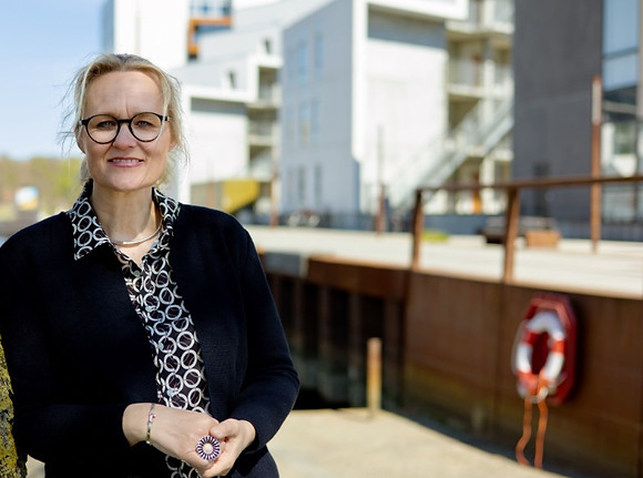 Billede af psykoterapeut Henriette Johnsen ved havnemiljø