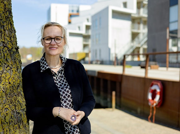 Photo of psychotherapist Henriette Johnsen near the harbor