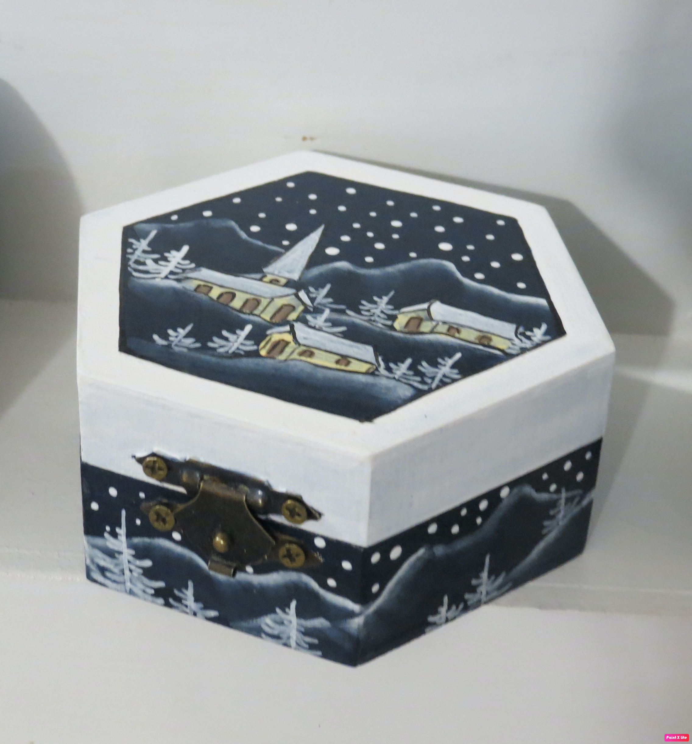 Lădiță decorativă din lemn pictată manual – Peisaj de iarnă