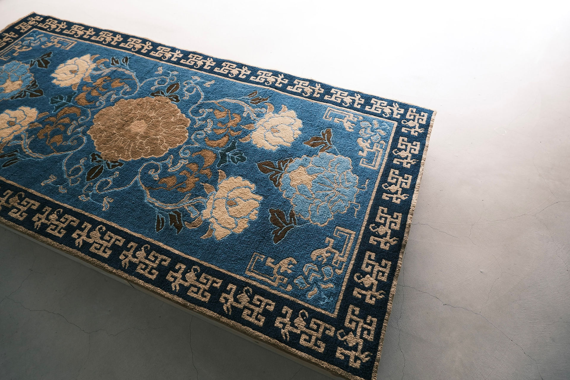 藍地五牡丹