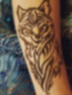 Men's henna tattoos can combine animal-inspired motifs