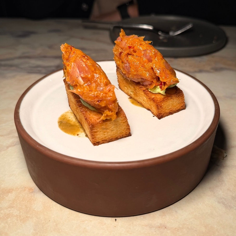 טרטר היום (78 ₪), מה שעלה בחכה של הדייג ויצירת השף. מנת ספיישל של המנהל מטבח, בה השף שיחרר את המושכות ונתן לו להוביל ולהתבטא. במקרה שלנו היה זה טרטר ספייסי טונה על ברוסקטה וקרם יוגורט טבעוני, הייתי מורידה מעט את כמות הטרטר, אבל חוץ מזה המנה הייתה טעימה מאוד. בציר. bazir. האתר של יובי עם כל מה שיאמ, היכנסו וגלו את המסעדות שיובי הכי אהבה ושכל יום בלעדיהן הוא יום מבוזבז, אתר ביקורת מסעדות שף מפיה של לקוחה רעבה במיוחד. Yuvi Yam.