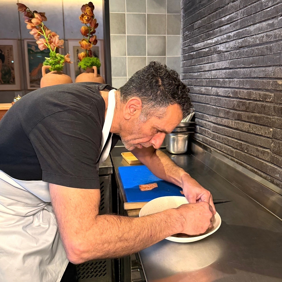 מי שעומד מאחוריה הם המסעדנים עודד גונן ומאיר דיין, שותפים משנת 1995, שהקימו את טפאו, אובן קובן ומסעדות ברחבי העולם. בעברם הם היו הבעלים של ״ליסה דגים״, וספקי דגים למרבית המסעדות בעיר, ביניהן טקאמרו, היפנית האייקונית הראשונה בת"א שנסגרה במפתיע ב-1998, והיוותה השראה להקמת ONAMI, שנפתחה עם הצוות המוביל של טקאמרו. ביניהם השפית איה אימטני ז״ל, שהייתה מהנשים המשפיעות על המטבח היפני בישראל.
בשנה האחרונה מוביל את המטבח השף רועי סופר (התראיין גם בפודקאסט) שמעל 25 שנים פועל בתפקידי שף במסעדות אייקוניות ובהובלת פרויקטים בינלאומיים, מניו יורק ועד הודו. יש לו ידע עמוק על המטבח אסייתי, ובעיקר היפני, אותו למד לעומק ושימש גם כיועץ ומוביל בתחום. אונמי. onami. האתר של יובי עם כל מה שיאמ, היכנסו וגלו את המסעדות שיובי הכי אהבה ושכל יום בלעדיהן הוא יום מבוזבז, אתר ביקורת מסעדות שף מפיה של לקוחה רעבה במיוחד. Yuvi Yam.