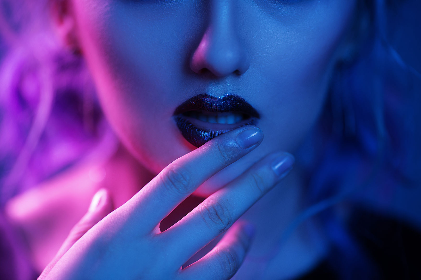 mujer-tocando-labios-brillantes.jpg