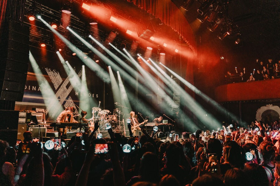 groupe sud corée Xdinary Heroes lors de son concert au Bataclan