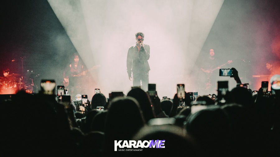 chanteur sud coréen WOODZ lors de son concert à Paris le 28 novembre 2023