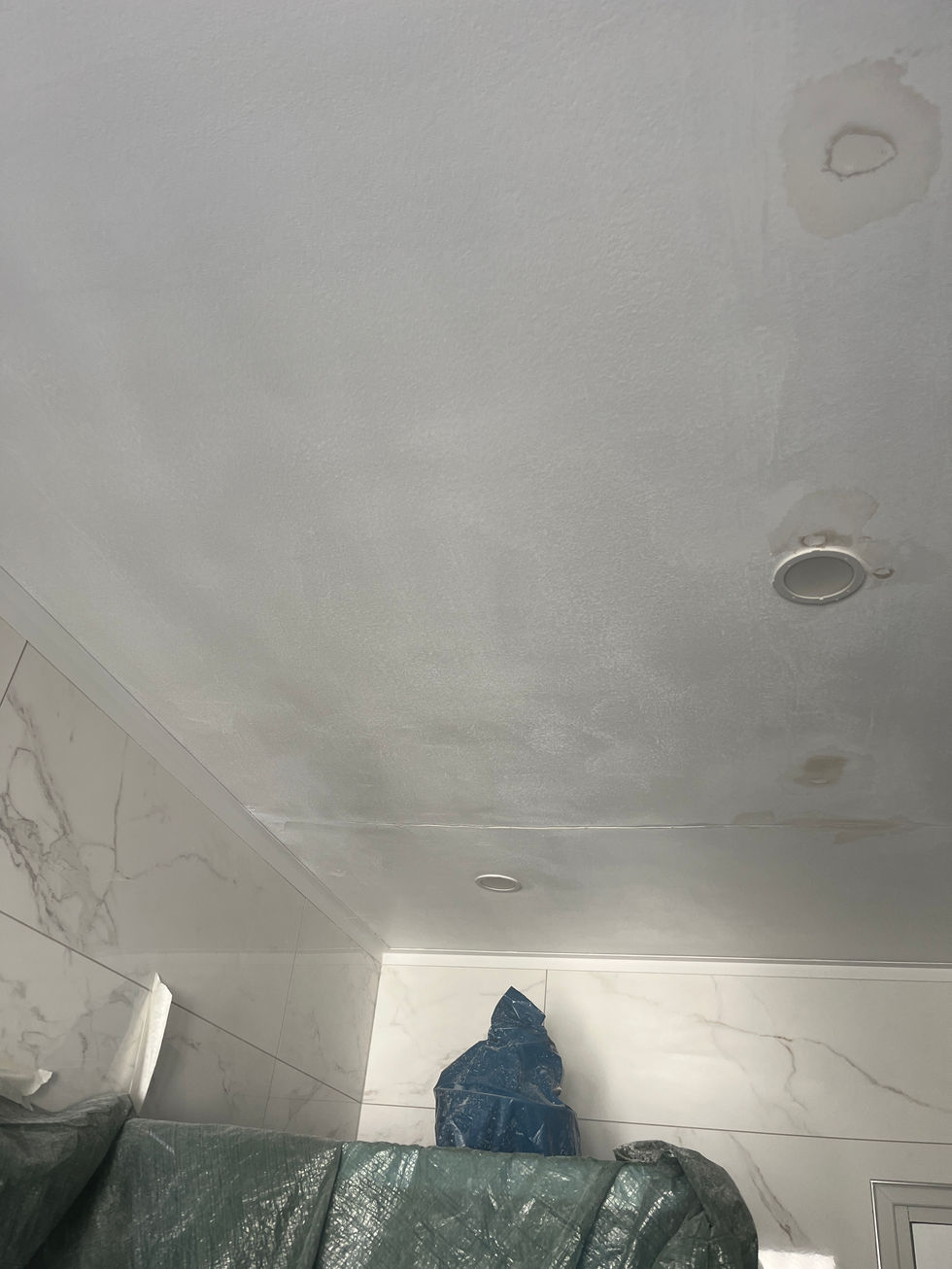 Passage de la peinture d'impression dans les fissures