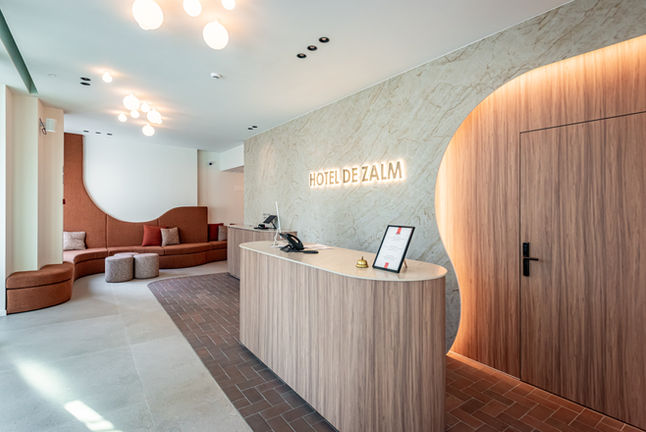 Het interieur bij hotel De Zalm in Herentals, inkom met maatwerk bank. 