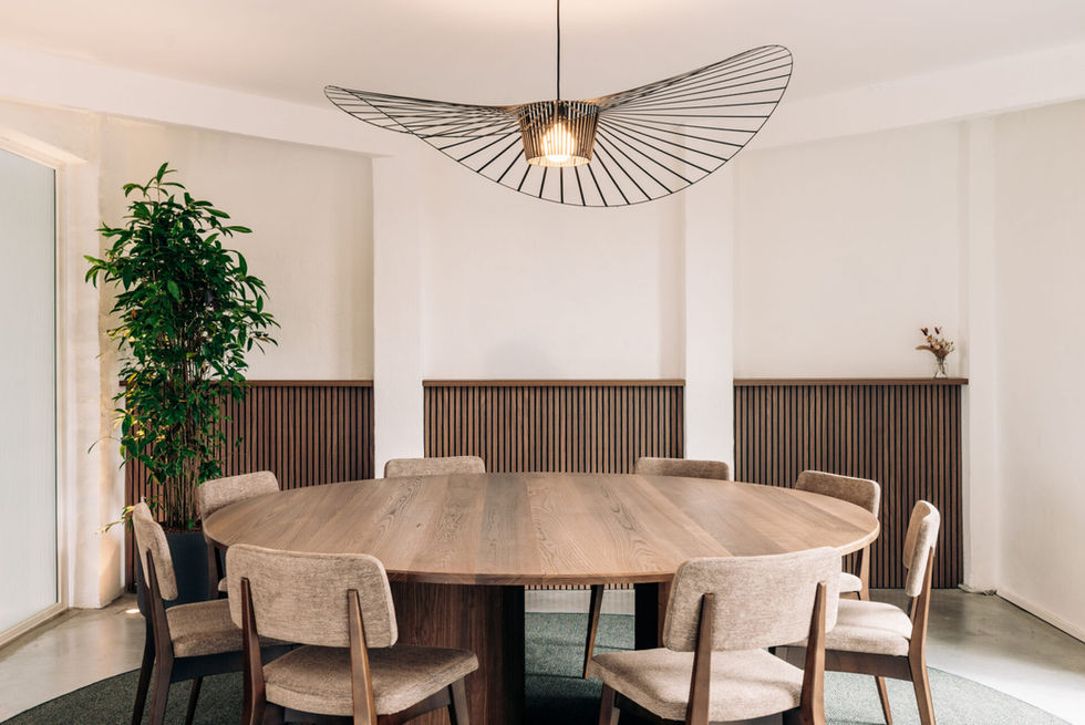 Interieur bij Bridgeneers in Leuven, meeting ruimte om te vergaderen met vergaderstoelen en tafel. 