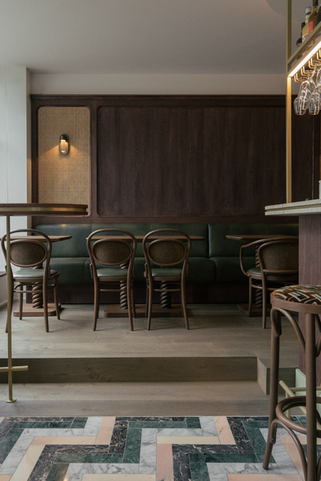 Het interieur bij La Douze in Antwerpen, maatwerk meubilair met Ton stoelen en maatwerk banken in leder. 