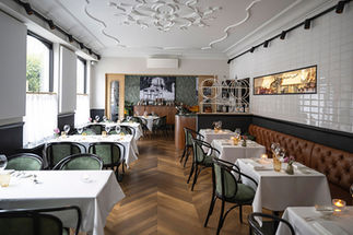 Step into the refreshed Tafeltje Rond, where French elegance meets Belgian charm. This beautifully reimagined space offers a true Parisian dining experience right in Beveren. The perfect backdrop for chef Filip Slangen’s award-winning cuisine.