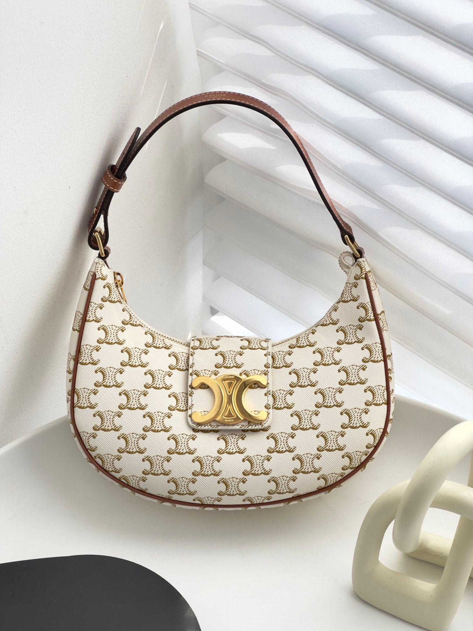 셀린느 트리옹프 아바백 블랙프레임공장