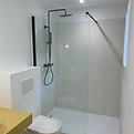 Salle de bain moderne rénovée avec douche à l'italienne 