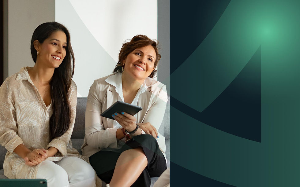 Dos Abogadas profesionales en una oficina moderna, participando en una sesión de mediación, ayudando a los clientes a resolver conflictos y negociar acuerdos. La escena incluye una tablet donde anotan Información importante y un ambiente tranquilo y colaborativo.