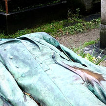ANECDOTE: COQUINE COUTUME SUR LA TOMBE DE VICTOR NOIR AU PÈRE LACHAISE