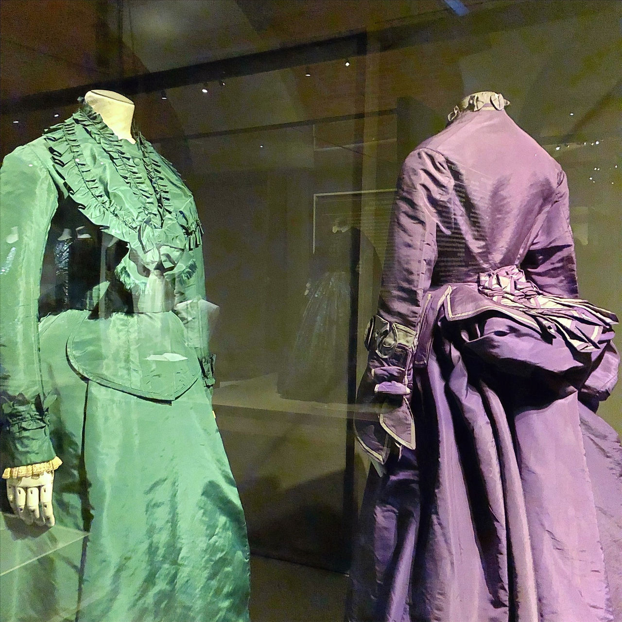 Robes Worth composées d'un corsage, d'une polonaisen d'une jupe, d'un fichu et d'une ceinture vers 1869 - Palais Galliera