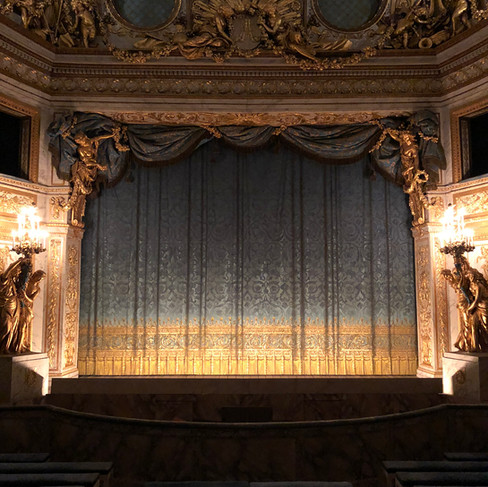 Petit Trianon                                         Château de Versailles                         Photos