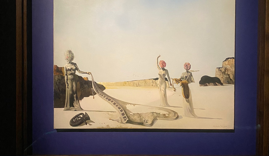 Trois jeunes femmes surréalistes tenant dans leurs bras les peaux d'un orchestre, Dali (1936)