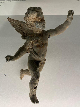 Statuette d'ange 19e - 20e siècles, Crypte archéologique de l'île de la Cité à Paris, exposition Dans la Seine, parvis Notre-Dame de Paris