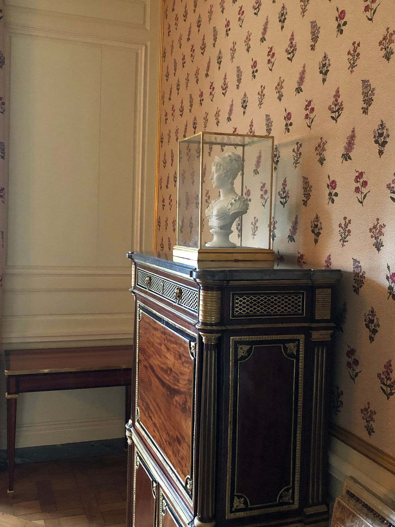 Petit Trianon                                         Château de Versailles                         Photos