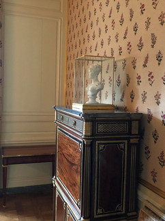 Petit Trianon                                         Château de Versailles                         Photos