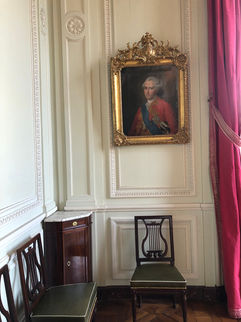 Petit Trianon                                         Château de Versailles                         Photos
