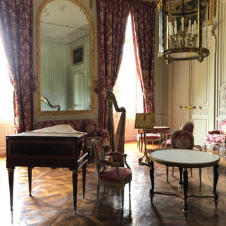 Petit Trianon                                         Château de Versailles                         Photos