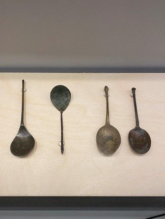 Cuillères Moyen-Âge & époque moderne, Crypte archéologique de l'île de la Cité à Paris, exposition Dans la Seine, parvis Notre-Dame de Paris