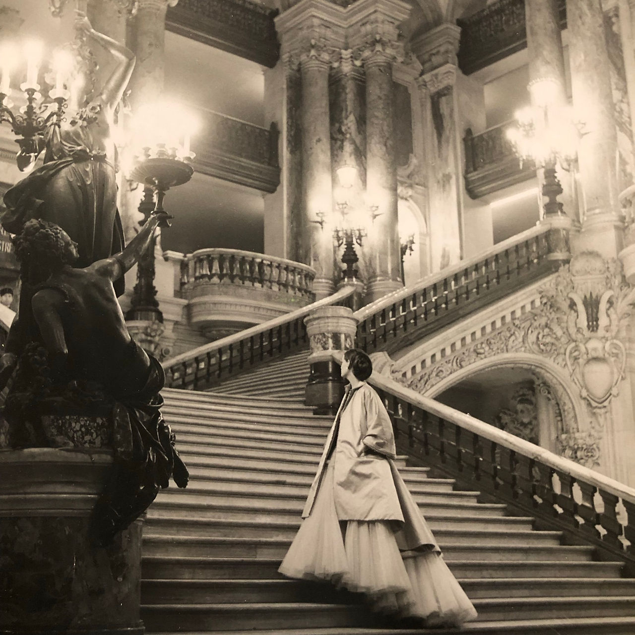 Vogue Paris mai 1948 Wenda Rogerson en robe et manteau Christian Dior à l'Opéra Garnier - photo de Clifford Coffin