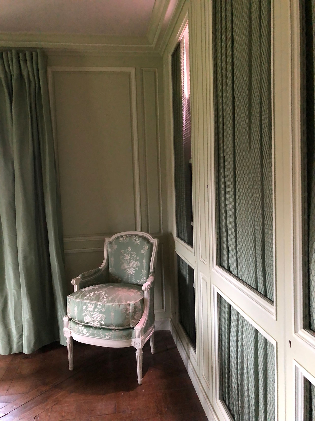 Petit Trianon                                         Château de Versailles                         Photos