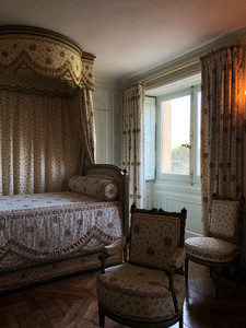 Petit Trianon                                         Château de Versailles                         Photos