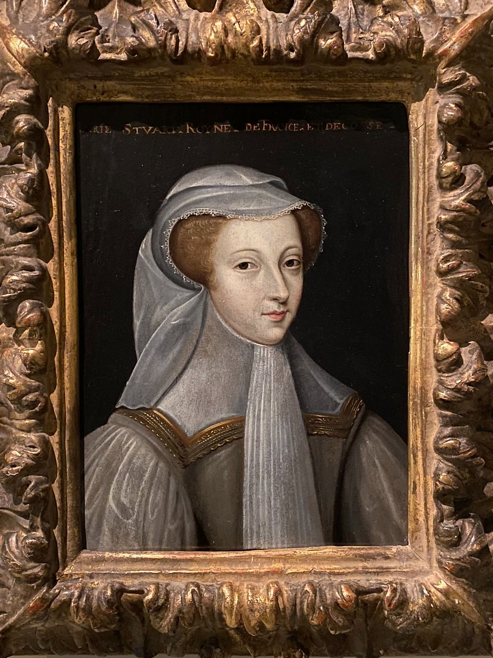 Marie Stuart, reine d'Ecosse et de France, en deuil (17e siècle) par François Clouet  - "des Cheveux et des Poils" au Mad Paris