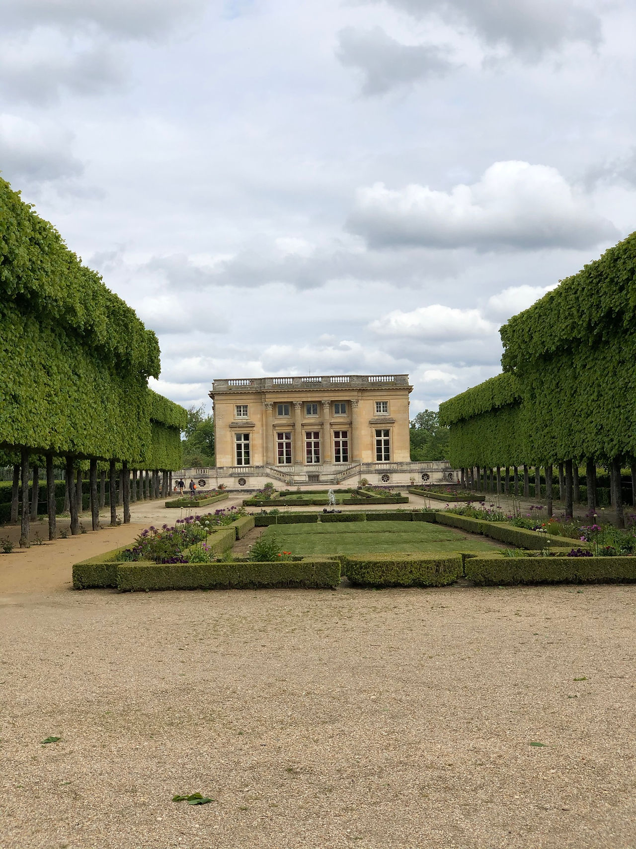 Jardins du Petit Trianon                                         Château de Versailles                         Photos