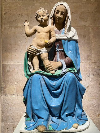 la Vierge assise tenant l’Enfant debout sur le genou droit