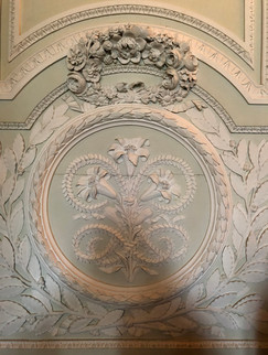 Petit Trianon                                         Château de Versailles                         Photos