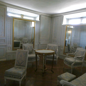 Petit Trianon                                         Château de Versailles                         Photos